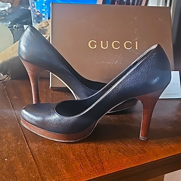 Gucci Designer Pumps, Sz 9, Black, Leather, 4" Heel, Sem' Round Toe, 3/4" Platfo - Picture 3 of 11